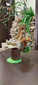 Чучело Белка карандашница