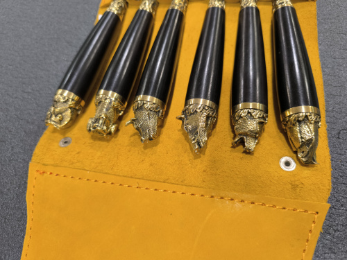 Набор шашлычный НШ 8ХР №6 (шампур 6шт дерево граб, литье "Звери")