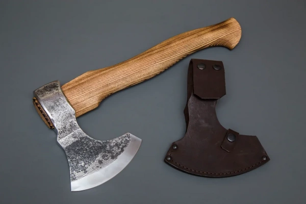 Топор "Катран" кован. ст. У8, рукоять из ценных пород дерева